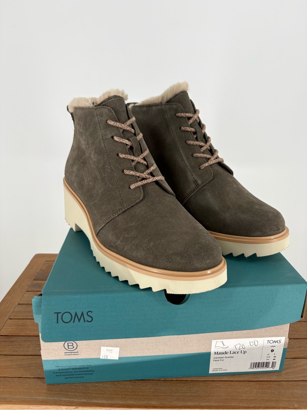 New women’s Toms Maude Lace-Up Ankle Boots in Olive Suede with Cream Sole size 9